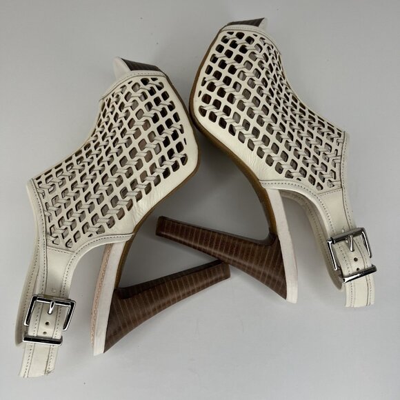 Gianni Bini Bohemian Class Heels Womens Size 6.5 Peep-Toe Cut-Out Buckled Shoes - Picture 7 of 9